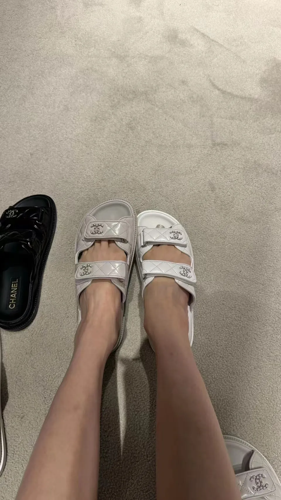 👟👟Ex-factory price 480👟👟 𝑐ℎ𝒶𝓃𝓮𝓁 2024 early spring latest season new Velcro slippers ————————————❤ European purchasing agent & fragrance grandma’s new fashion latest layout 🔛 Small fragrance sandals that exude lasting charm ~ The original development supports any comparison in the market 🆚The so-called smooth and natural lines To restore the original look, many celebrities have recommended it as one of the must-have items for spring. It is super comfortable on the feet! [Top version] ⚫ Size: 35-41 ⚫ Color: white